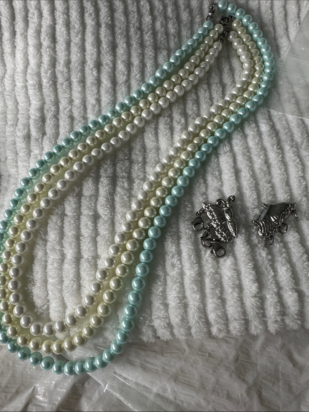 EverTrue 4 piece set.3 shell Pearl Necklaces (17, 19, 21 inche) 1 butterfly lock